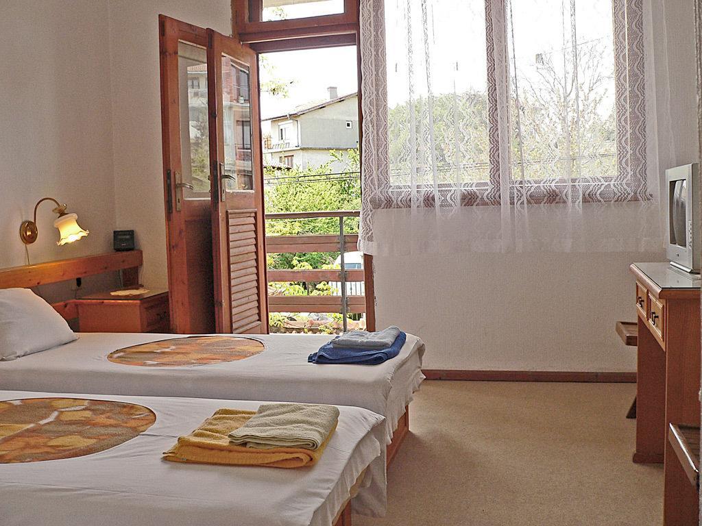 Guest House Kalina Saints Constantine and Helena Exterior photo